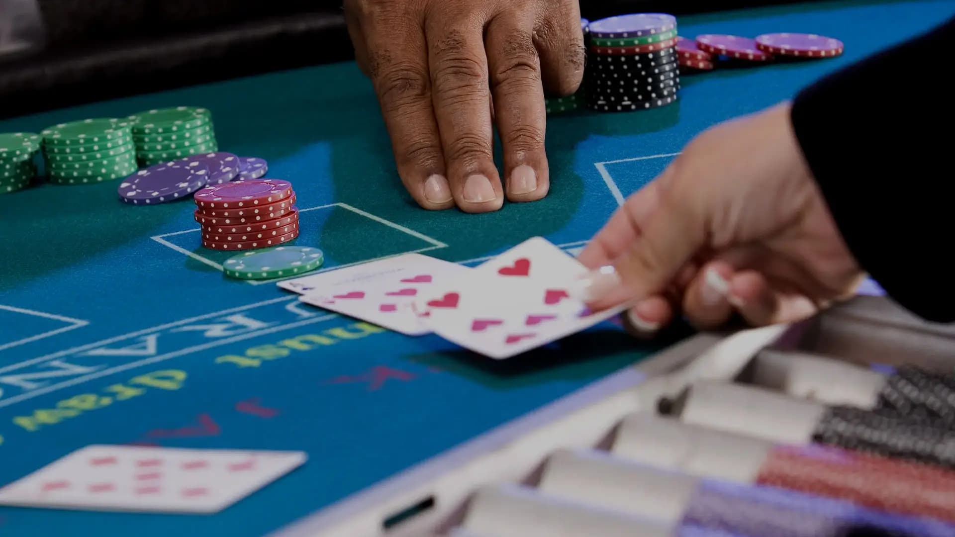 Blackjack Beginner Strategy: Hand Signals