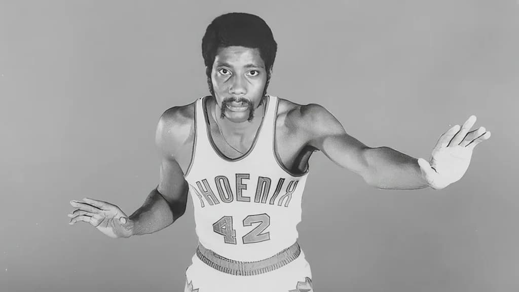 NBA Hand Sizes-Connie Hawkins